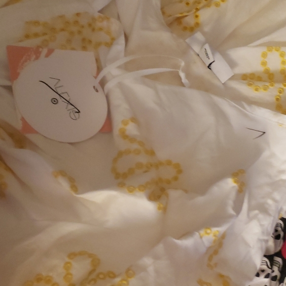 Alexis yellow floral embroiderd dress 1x - Picture 9 of 14